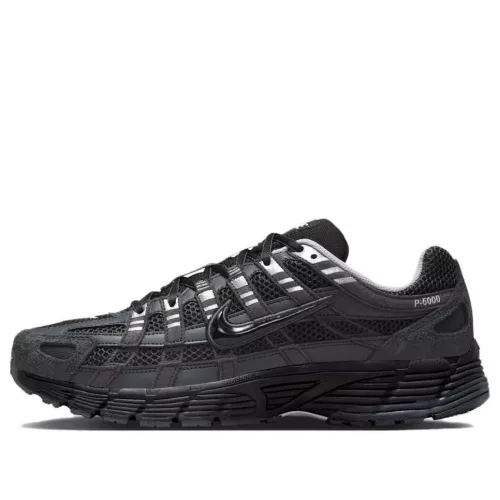 Nike P-6000 Suede Anthracite Metallic Silver nízke streetové tenisky tmavosivé-strieborné — produktová fotografia na bielom pozadí, bočný pohľad