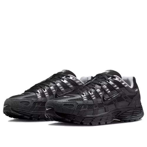 Nike P-6000 Suede Anthracite Metallic Silver nízke streetové tenisky tmavosivé-strieborné — produktová fotografia na bielom pozadí, bočný pohľad