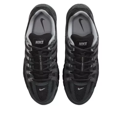 Nike P-6000 Suede Anthracite Metallic Silver nízke streetové tenisky tmavosivé-strieborné — produktová fotografia na bielom pozadí, bočný pohľad