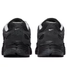 Nike P-6000 Suede Anthracite Metallic Silver nízke streetové tenisky tmavosivé-strieborné — produktová fotografia na bielom pozadí, bočný pohľad