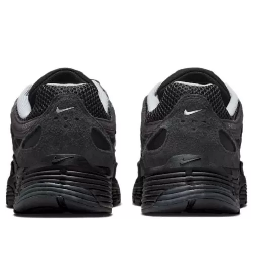Nike P-6000 Suede Anthracite Metallic Silver nízke streetové tenisky tmavosivé-strieborné — produktová fotografia na bielom pozadí, bočný pohľad