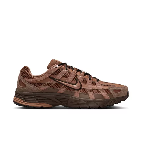 Nike P-6000 Suede Cacao Wow nízke streetové tenisky hnedé — produktová fotografia na bielom pozadí, bočný pohľad
