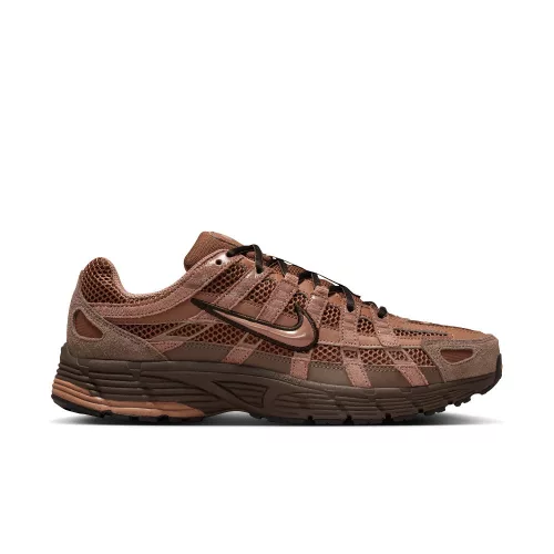 Nike P-6000 Suede Cacao Wow nízke streetové tenisky hnedé — produktová fotografia na bielom pozadí, bočný pohľad