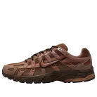 Nike P-6000 Suede Cacao Wow nízke streetové tenisky hnedé — produktová fotografia na bielom pozadí, bočný pohľad