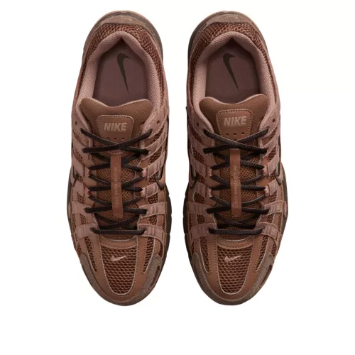 Nike P-6000 Suede Cacao Wow nízke streetové tenisky hnedé — produktová fotografia na bielom pozadí, bočný pohľad