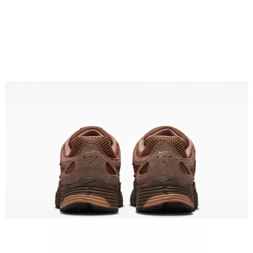 Nike P-6000 Suede Cacao Wow nízke streetové tenisky hnedé — produktová fotografia na bielom pozadí, bočný pohľad