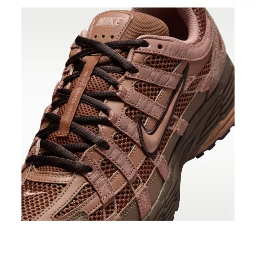 Nike P-6000 Suede Cacao Wow nízke streetové tenisky hnedé — produktová fotografia na bielom pozadí, bočný pohľad