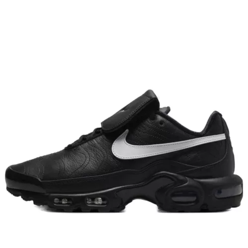Nike Air Max Plus Tiempo Black White dámske nízke kopačky čierne-biele — produktová fotografia na bielom pozadí, bočný pohľad