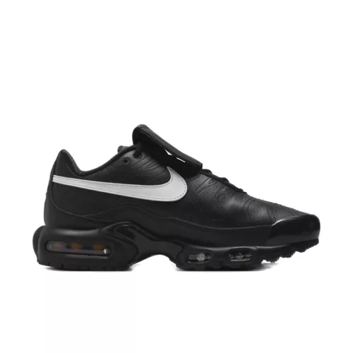 Nike Air Max Plus Tiempo Black White dámske nízke kopačky čierne-biele — produktová fotografia na bielom pozadí, bočný pohľad