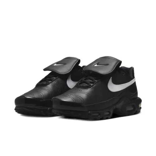 Nike Air Max Plus Tiempo Black White dámske nízke kopačky čierne-biele — produktová fotografia na bielom pozadí, bočný pohľad