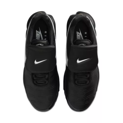 Nike Air Max Plus Tiempo Black White dámske nízke kopačky čierne-biele — produktová fotografia na bielom pozadí, bočný pohľad