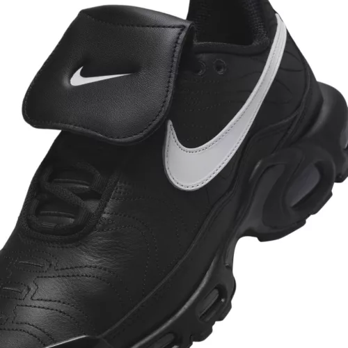 Nike Air Max Plus Tiempo Black White dámske nízke kopačky čierne-biele — produktová fotografia na bielom pozadí, bočný pohľad