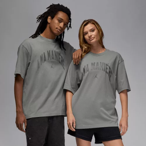 Jordan X A Ma Maniere T-Shirt Grey tričko sivé — produktová fotografia na bielom pozadí, bočný pohľad