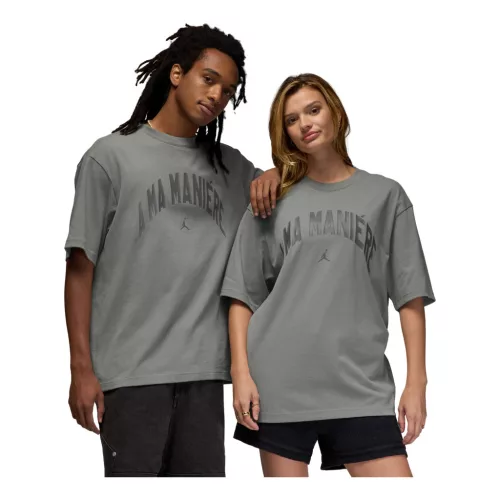 Jordan X A Ma Maniere T-Shirt Grey tričko sivé — produktová fotografia na bielom pozadí, bočný pohľad