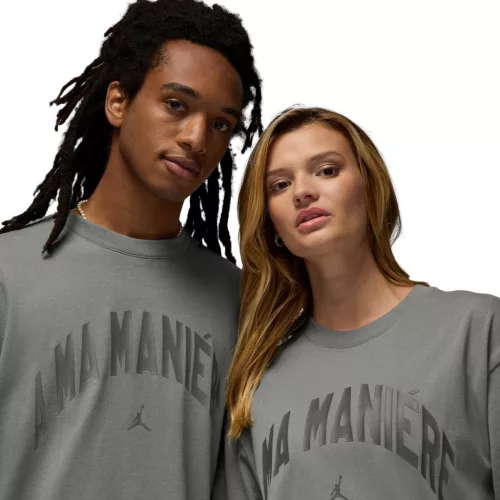 Jordan X A Ma Maniere T-Shirt Grey tričko sivé — produktová fotografia na bielom pozadí, bočný pohľad
