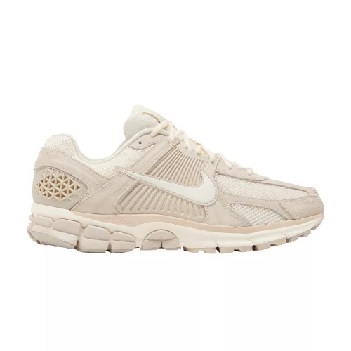 Nike Zoom Vomero 5 Light Orewood Brown nízke bežecké tenisky hnedé — produktová fotografia na bielom pozadí, bočný pohľad