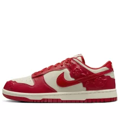 Nike Dunk Low Red Roses dámske nízke streetové tenisky červené — produktová fotografia na bielom pozadí, bočný pohľad