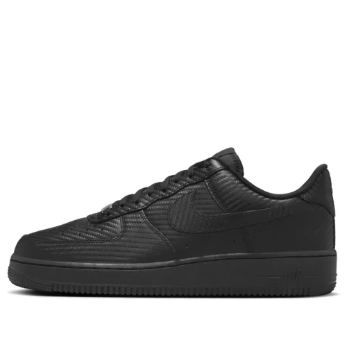 Nike Air Force 1 Low Black Carbon Fiber nízke streetové tenisky čierne — produktová fotografia na bielom pozadí, bočný pohľad