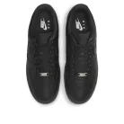 Nike Air Force 1 Low Black Carbon Fiber nízke streetové tenisky čierne — produktová fotografia na bielom pozadí, bočný pohľad