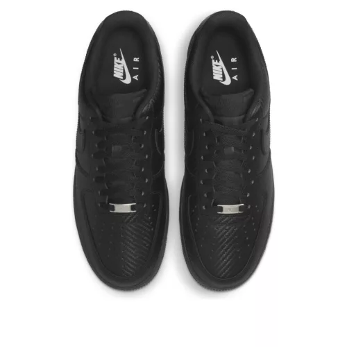 Nike Air Force 1 Low Black Carbon Fiber nízke streetové tenisky čierne — produktová fotografia na bielom pozadí, bočný pohľad