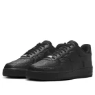 Nike Air Force 1 Low Black Carbon Fiber nízke streetové tenisky čierne — produktová fotografia na bielom pozadí, bočný pohľad