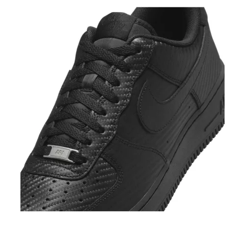 Nike Air Force 1 Low Black Carbon Fiber nízke streetové tenisky čierne — produktová fotografia na bielom pozadí, bočný pohľad