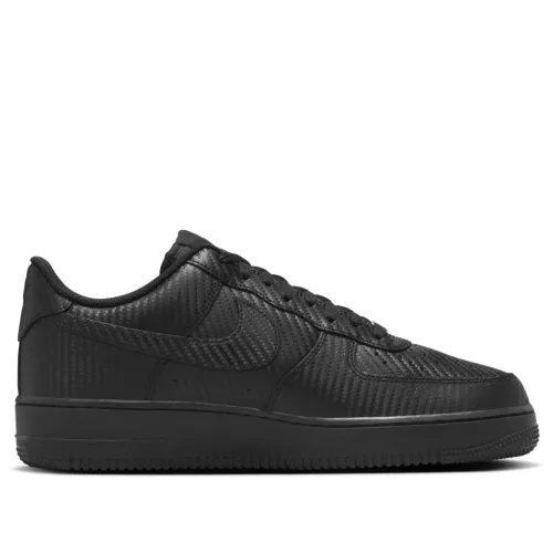 Nike Air Force 1 Low Black Carbon Fiber nízke streetové tenisky čierne — produktová fotografia na bielom pozadí, bočný pohľad