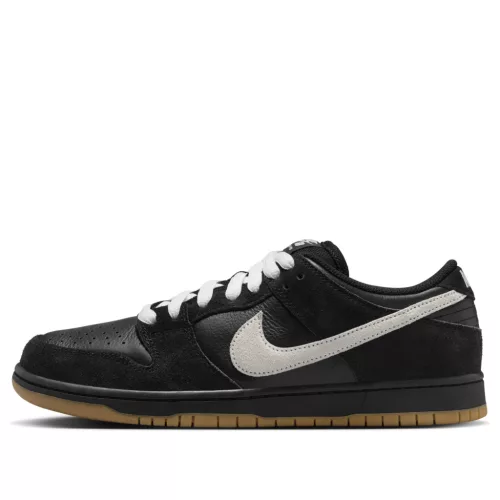 Nike Dunk Low Pro SB Black White Gum nízke streetové tenisky čierne-biele — produktová fotografia na bielom pozadí, bočný pohľad