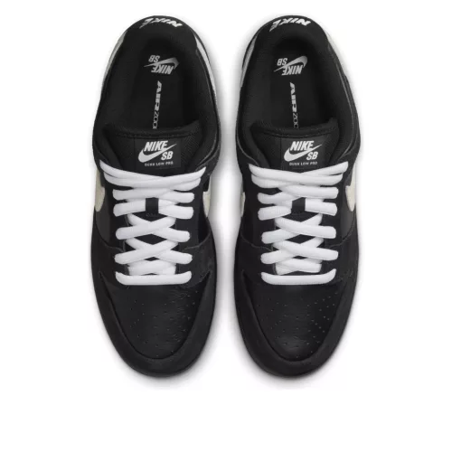 Nike Dunk Low Pro SB Black White Gum nízke streetové tenisky čierne-biele — produktová fotografia na bielom pozadí, bočný pohľad