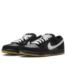 Nike Dunk Low Pro SB Black White Gum nízke streetové tenisky čierne-biele — produktová fotografia na bielom pozadí, bočný pohľad