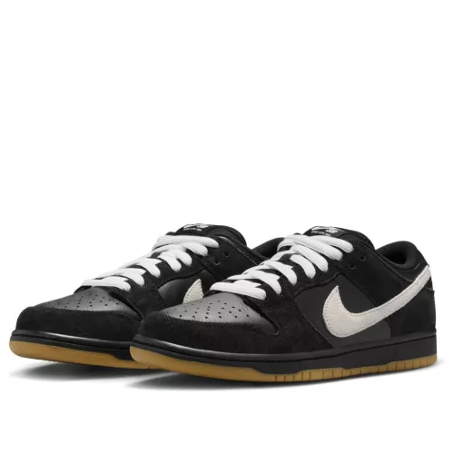Nike Dunk Low Pro SB Black White Gum nízke streetové tenisky čierne-biele — produktová fotografia na bielom pozadí, bočný pohľad