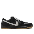 Nike Dunk Low Pro SB Black White Gum nízke streetové tenisky čierne-biele — produktová fotografia na bielom pozadí, bočný pohľad