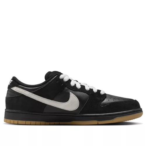 Nike Dunk Low Pro SB Black White Gum nízke streetové tenisky čierne-biele — produktová fotografia na bielom pozadí, bočný pohľad