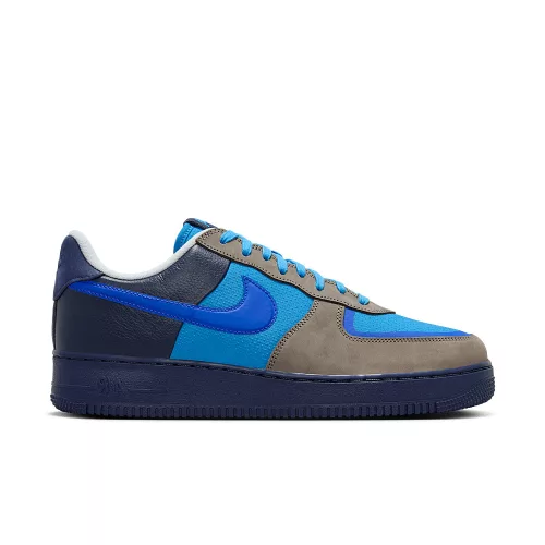 Nike Air Force 1 Low SP Stash (2024) nízke streetové tenisky sivé-modré — produktová fotografia na bielom pozadí, bočný pohľad