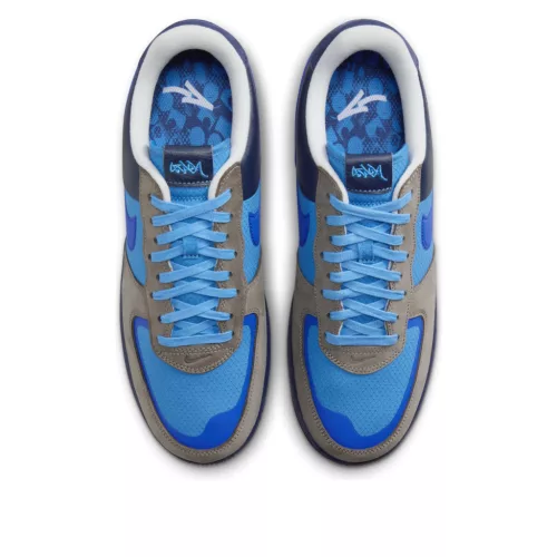 Nike Air Force 1 Low SP Stash (2024) nízke streetové tenisky sivé-modré — produktová fotografia na bielom pozadí, bočný pohľad