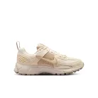 Nike Zoom Vomero 5 Pale Ivory Sand Drift detské nízke bežecké tenisky slonovinové-pieskové — produktová fotografia na bielom pozadí, bočný pohľad