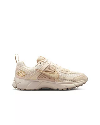 Nike Zoom Vomero 5 Pale Ivory Sand Drift detské nízke bežecké tenisky slonovinové-pieskové — produktová fotografia na bielom pozadí, bočný pohľad