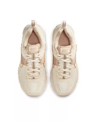 Nike Zoom Vomero 5 Pale Ivory Sand Drift detské nízke bežecké tenisky slonovinové-pieskové — produktová fotografia na bielom pozadí, bočný pohľad