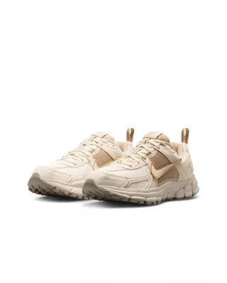 Nike Zoom Vomero 5 Pale Ivory Sand Drift detské nízke bežecké tenisky slonovinové-pieskové — produktová fotografia na bielom pozadí, bočný pohľad