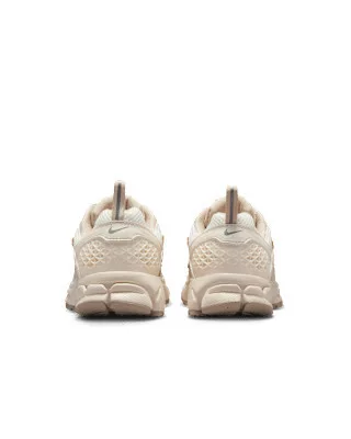 Nike Zoom Vomero 5 Pale Ivory Sand Drift detské nízke bežecké tenisky slonovinové-pieskové — produktová fotografia na bielom pozadí, bočný pohľad