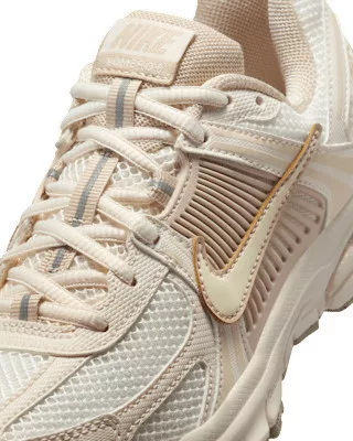Nike Zoom Vomero 5 Pale Ivory Sand Drift detské nízke bežecké tenisky slonovinové-pieskové — produktová fotografia na bielom pozadí, bočný pohľad