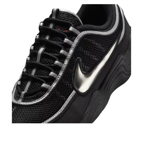 Nike Air Zoom Spiridon Black Metallic Silver nízke streetové tenisky čierne-strieborné — produktová fotografia na bielom pozadí, bočný pohľad