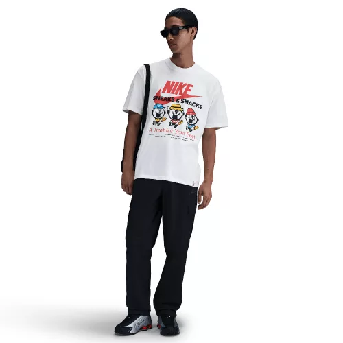 Nike Sportswear Max90 T-Shirt White tričko biele — produktová fotografia na bielom pozadí, bočný pohľad