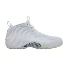 Nike Air Foamposite One Triple White nízke streetové tenisky biele — produktová fotografia na bielom pozadí, bočný pohľad