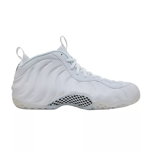Nike Air Foamposite One Triple White nízke streetové tenisky biele — produktová fotografia na bielom pozadí, bočný pohľad