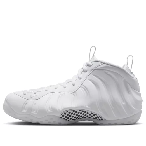 Nike Air Foamposite One Triple White nízke streetové tenisky biele — produktová fotografia na bielom pozadí, bočný pohľad