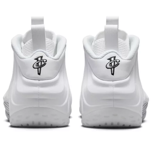 Nike Air Foamposite One Triple White nízke streetové tenisky biele — produktová fotografia na bielom pozadí, bočný pohľad