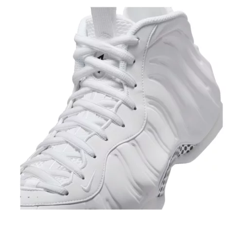 Nike Air Foamposite One Triple White nízke streetové tenisky biele — produktová fotografia na bielom pozadí, bočný pohľad