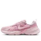 Nike V2K Run Pink Foam Arctic Pink dámske nízke streetové tenisky ružové — produktová fotografia na bielom pozadí, bočný pohľad