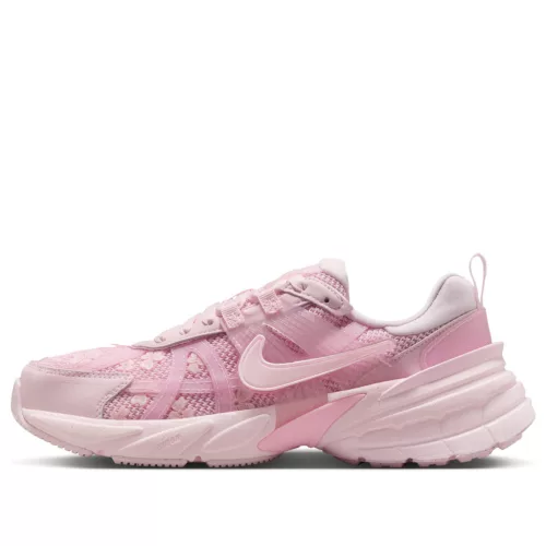 Nike V2K Run Pink Foam Arctic Pink dámske nízke streetové tenisky ružové — produktová fotografia na bielom pozadí, bočný pohľad